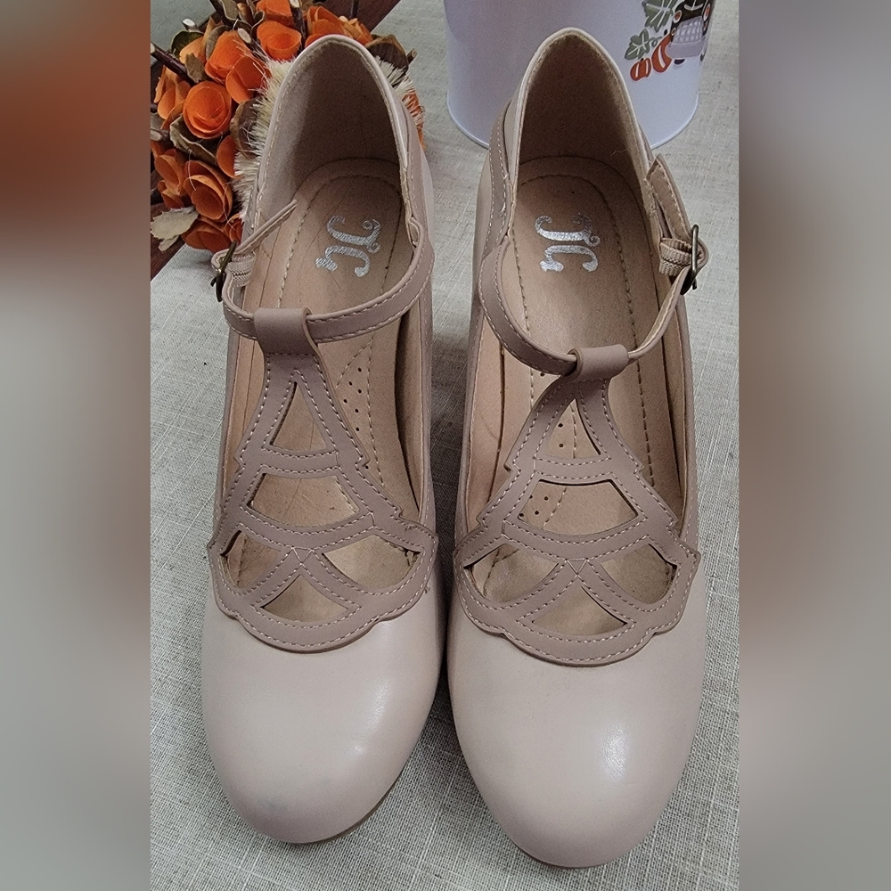 Journee Collection Heels 👠 - Beige - Size 7 - Picture 3 of 6